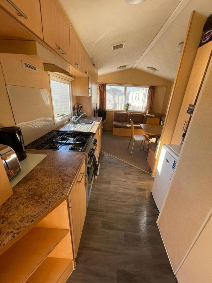 Adorable 2 Bedroom Caravan In Clacton-On-Sea Exterior photo