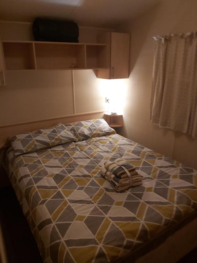 Adorable 2 Bedroom Caravan In Clacton-On-Sea Exterior photo