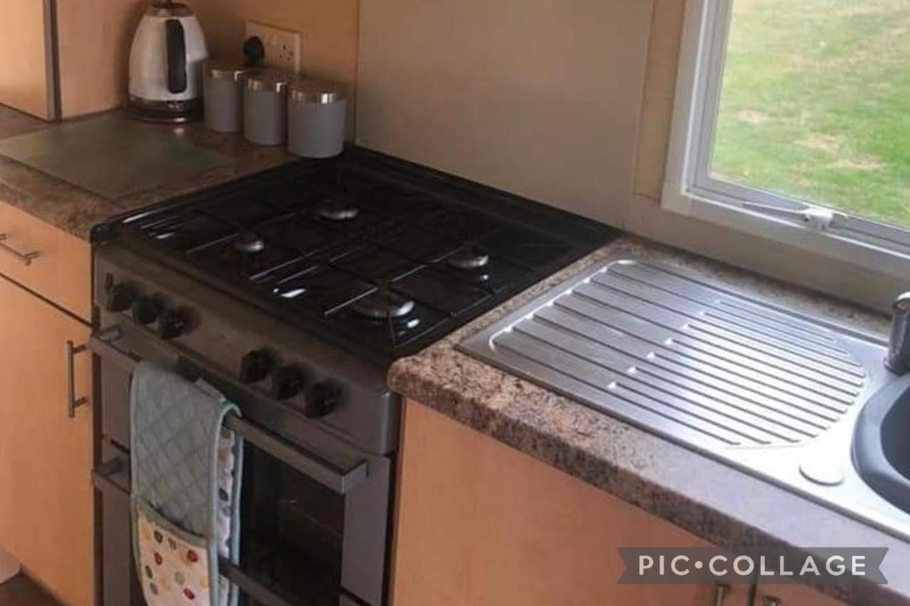 Adorable 2 Bedroom Caravan In Clacton-On-Sea Exterior photo